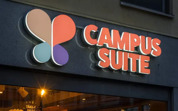 Das Foto zeigt LED Buchstaben von der Firma Campus Suite. Gefertigt für einen Hamburger Niederlassung.