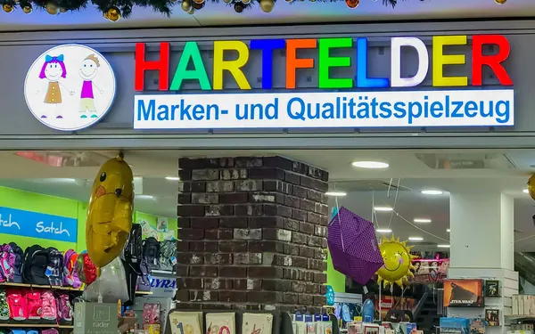Das Foto zeigt Einzelbuchstaben aus Vollplexi LED gefertigt. Jeder Buchstabe mit einer anderen Leuchtfarbe. Außenwerbung für das Unternehmen Hartfelder.