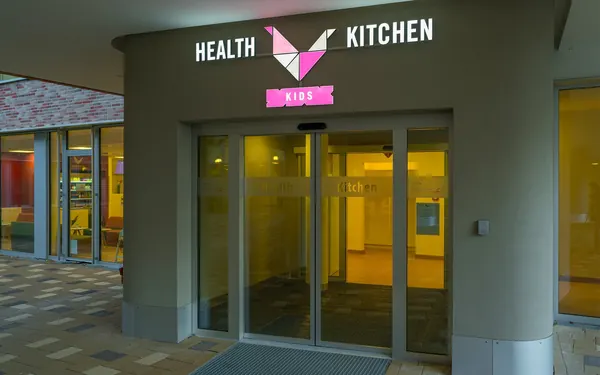 Das Foto zeigt Einzelbuchstaben aus Plexiglas mit eingegossenen LED. Montage für das Kinderkrankenhaus im UKE Hamburg