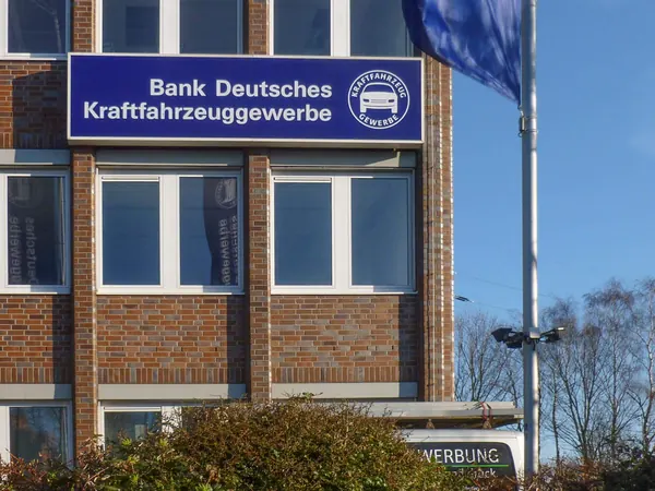 Werbeanlagen mit Leuchttransparenten und beschrifteten Plexiglasscheiben