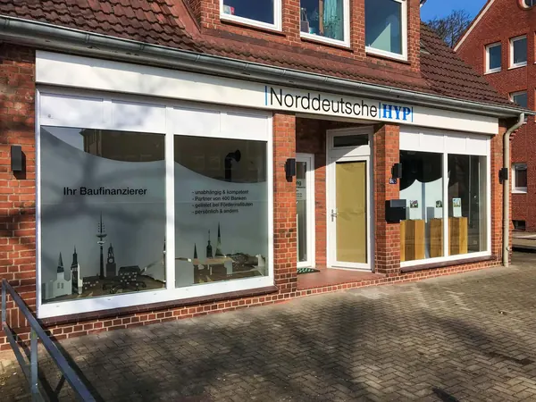 Das Foto zeigt eine Außenwerbung mit Leuchttransparenten, Fronten aus dekupiertem Aluminium und Ausleuchtung mit LED