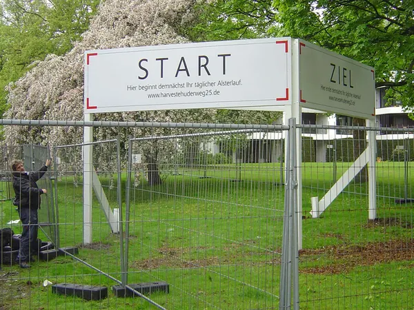 Bauschilder als Hinweis für einen Neubau an der Hamburger Alster. Aludibondplatten mit Digitaldruck als Bauschild und einer Unterkonstruktion aus weiß lackiertem Holz