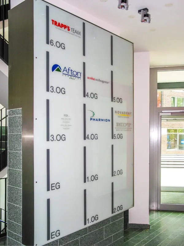 Schilder in Gewebeobjekten als Wegweiser für die Besucher. Haustafeln mit ESG-Glas in einem Leuchttransparent mit ESG-Glasscheibe