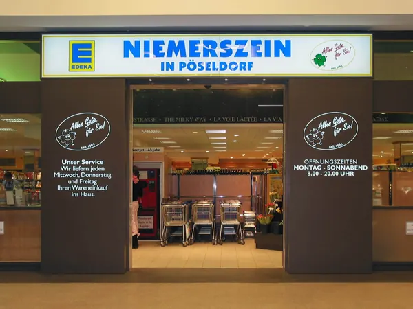 Das Foto zeigt ein Leuchttransparent als Eingangsportal für EDEAK Niemerzein in Hamburg