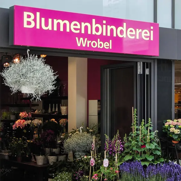 Das Foto zeigt Plexiglashauben in Leuchttransparenten mit Intarsienarbeit