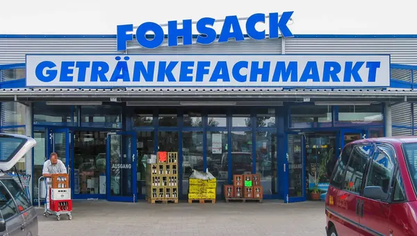 Das Foto zeigt eine Außenwerbung mit LED-Buchstaben und einem Leuchttransparent mit dekupierter Front, Plexiglasscheiben blau hinterlegt