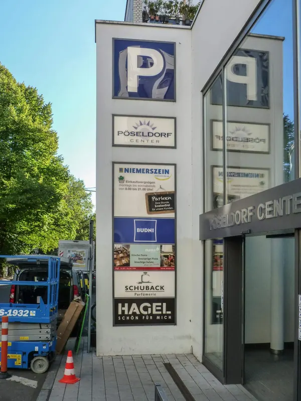 Standpylon als Außenwerbung für das Pöseldorf Center in Hamburg.