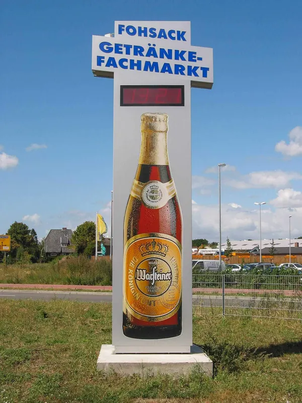 Standtransparent mit Fronten aus dekupiertem Aluminium und einsetzten Scheiben aus Plexiglas mit Digitaldrucken