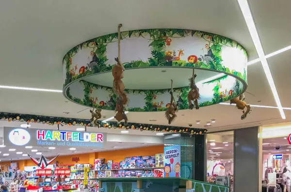Spanntuch in einem Aluminiumprofil, von der Decke abgehängt in der Marktplatz Galerie Bramfeld