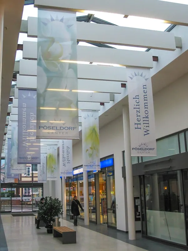 Von der Decke abgehängte Fahnendrucke auf Seidenstoff für das Pöseldorf-Center