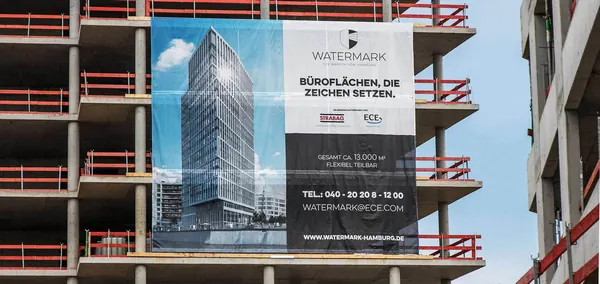 Das Foto zeigt eine Netzvinyl-Plane oder auch Messe-Plane. Sie ist an einem Gebäude in der Hamburger Hafencity befestigt