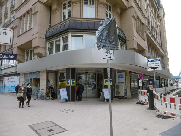 Hier wurde mit Aluverbundplatten eine alte Lichtwerbung neu verblendet