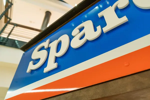 Beschilderung für die Sparta-Bank. Buchstaben aus Plexiglas wurden vor eine Blende aus Alu-Dibond montiert
