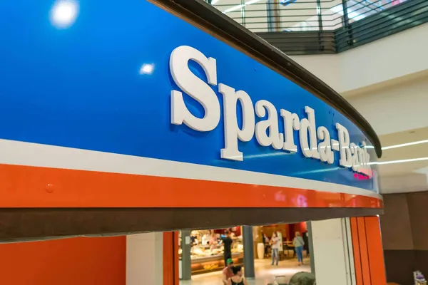 Beschilderung für die Sparta-Bank. Buchstaben aus Plexiglas wurden vor eine Blende aus Alu-Dibond montiert