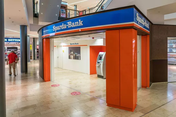 Beschilderung für die Sparta-Bank. Buchstaben aus Plexiglas wurden vor eine Blende aus Alu-Dibond montiert