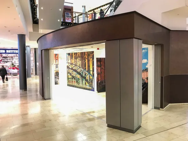 Beschilderung für die Sparta-Bank. Buchstaben aus Plexiglas wurden vor eine Blende aus Alu-Dibond montiert