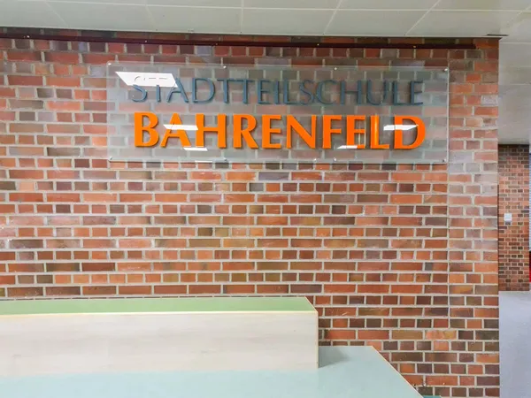 ESG-Glasscheibe für dieStadtteilschule Bahrenfeld mit aufgeklebten Acrylbuchstaben