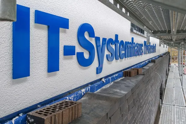 Lichtwerbung in Norderstedt mit Vollplexi LED-Buchstaben und Acrybuchstaben