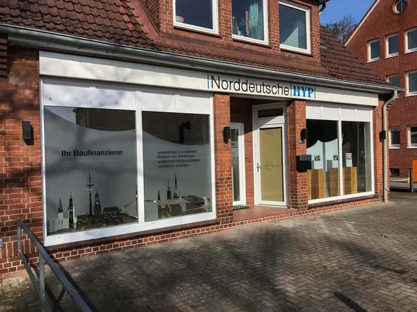 Außenwerbung mit einem LED-Leuchttransparent und einer Fensterbeschriftung mit Glasdekorfolie