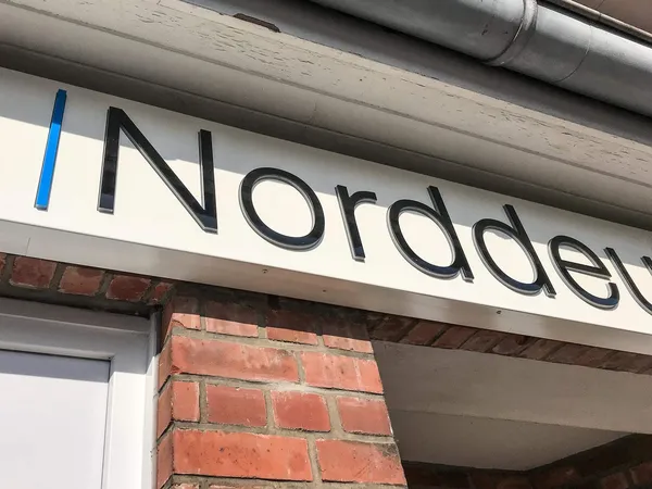 Außenwerbung mit einem LED-Leuchttransparent und einer Fensterbeschriftung mit Glasdekorfolie