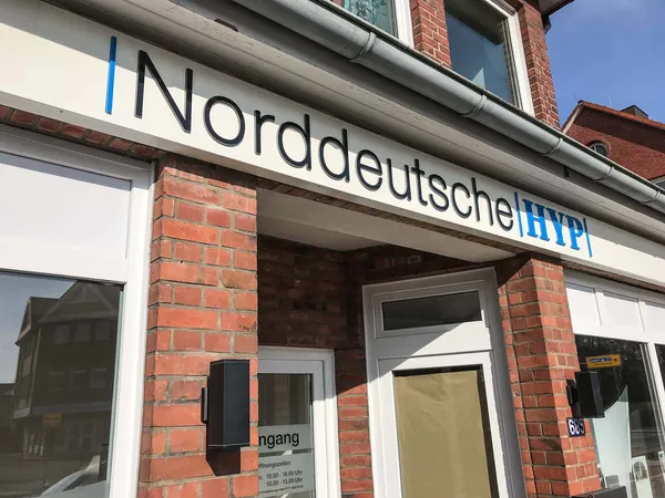 Außenwerbung mit einem LED-Leuchttransparent und einer Fensterbeschriftung mit Glasdekorfolie