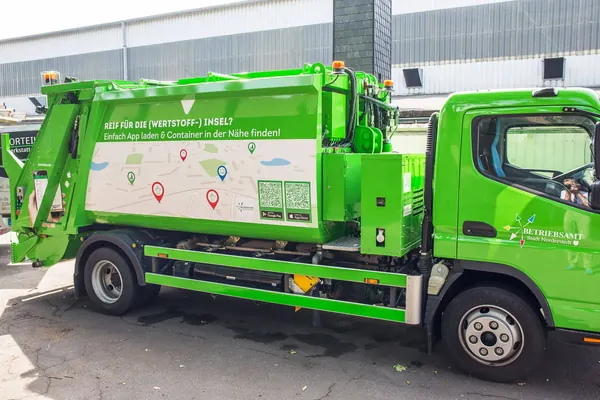 Foto von einem Müllfahrzeug mit Folienbeschirftung und Digitaldrucken