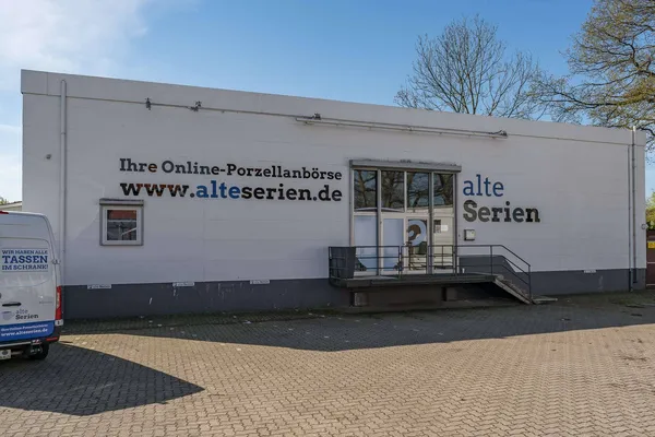 Lichtwerbung in Norderstedt mit Acrylbuchstaben an einer Hauswand auf Abstand montiert