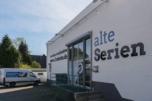 Lichtwerbung in Norderstedt mit Acrylbuchstaben an einer Hauswand auf Abstand montiert
