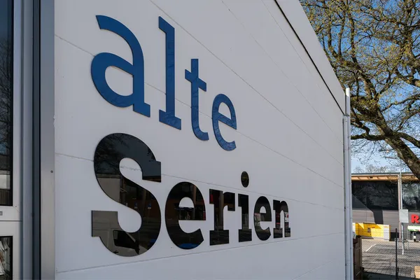 Lichtwerbung in Norderstedt mit Vollplexi Buchstaben an einer Hauswand auf Abstand montiert