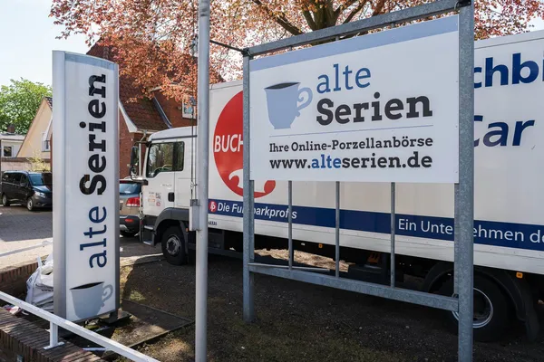 Lichtwerbung in Norderstedt als Standschild und beleuchteter Standpylon