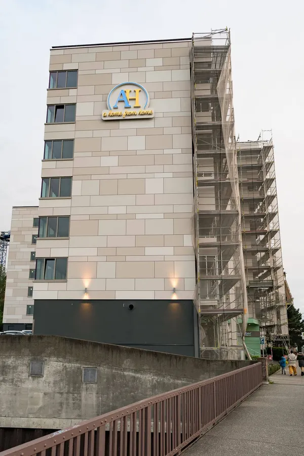 Das Foto zeigt eine Lichtwerbung an einem Hamburger Hotel. Die Buchstaben sind mit LED Licht ausgeleuchtet und auf einer Unterkonstruktion aus Aluminium montiert.