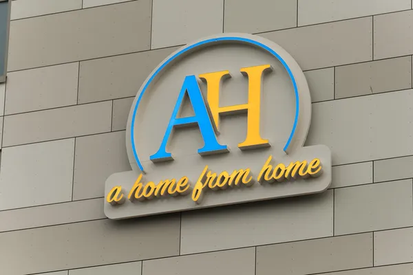 Das Foto zeigt eine Lichtwerbung an einem Hamburger Hotel. Die Buchstaben sind mit LED Licht ausgeleuchtet und auf einer Unterkonstruktion aus Aluminium montiert.