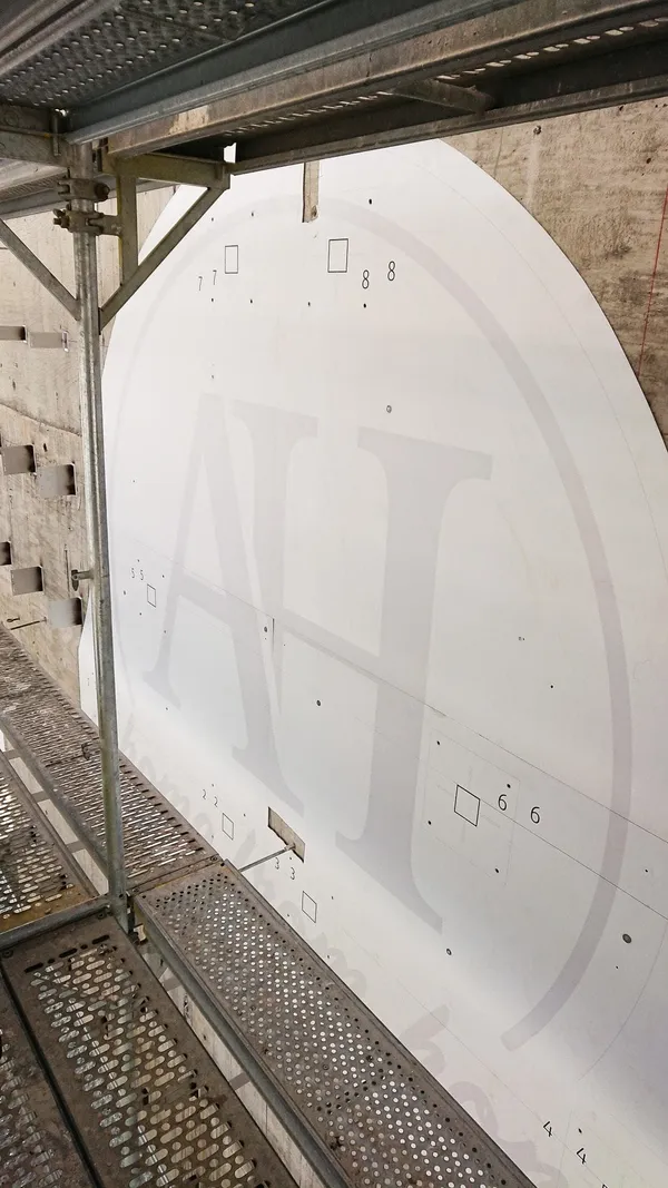 Das Foto zeigt eine Lichtwerbung an einem Hamburger Hotel. Die Buchstaben sind mit LED Licht ausgeleuchtet und auf einer Unterkonstruktion aus Aluminium montiert.