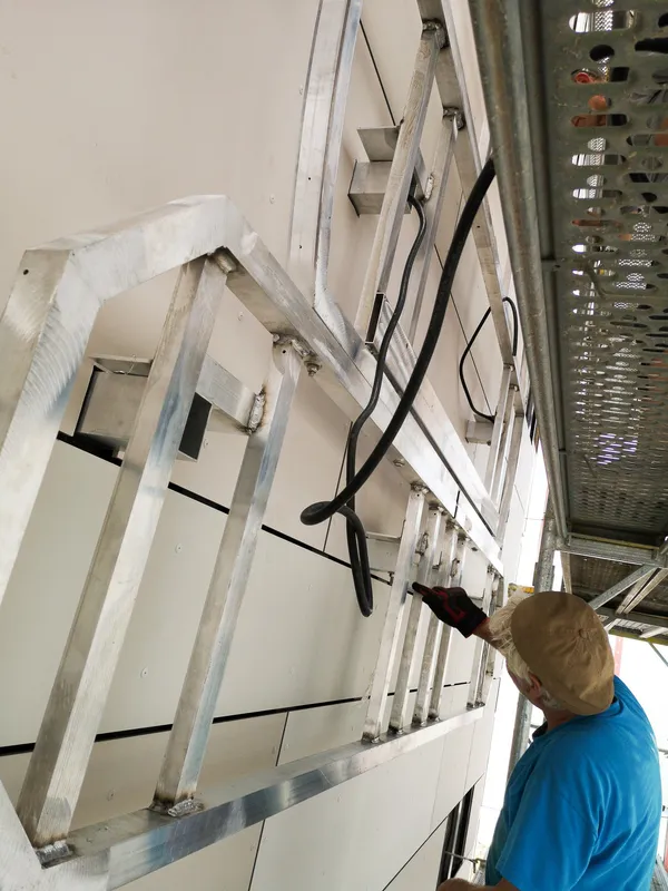 Das Foto zeigt eine Lichtwerbung an einem Hamburger Hotel. Die Buchstaben sind mit LED Licht ausgeleuchtet und auf einer Unterkonstruktion aus Aluminium montiert.