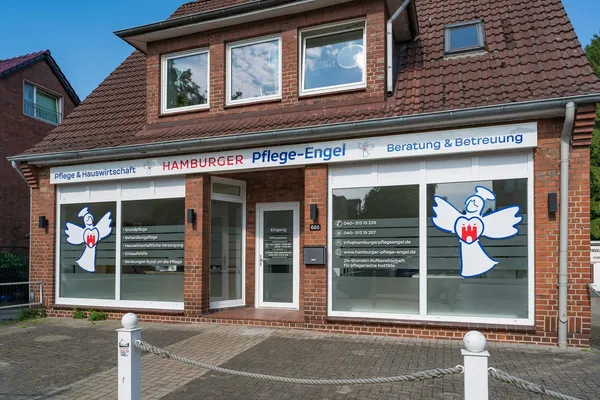 Das Foto zeigt eine Außenwerbung für ein Hamburger Pflege Unternehmen. Leuchttransparent in Verbindung mit Schaufensterbeschriftung