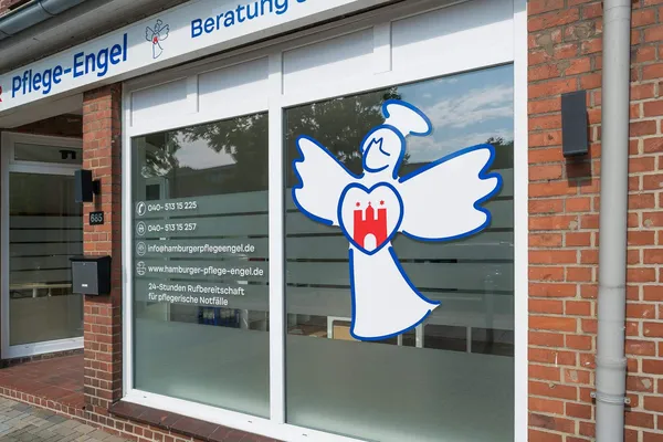 Das Foto zeigt eine Schaufensterbeschriftung mit Folienschrift und Glasdekorfolie.