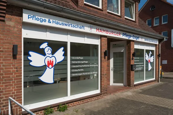 Das Foto zeigt eine Außenwerbung für ein Hamburger Pflege Unternehmen. Leuchttransparent in Verbindung mit Schaufensterbeschriftung
