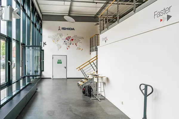 Das Foto zeigt dir eine Wandbeschriftung mit speziellen Wall-Art Folien. Mehrg´farbifer Digitaldruck in Kontur geschnitten nach Wunsch des Kunden.