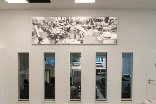 Das Foto zeigt ein LED Flächenlicht in einer Hamburger Agentur. Der Bilderdruck zeigt eine Büroscene aus den 60er Jahren.