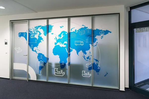 Das Foto zeigt mit Milchglasfolie beklebte Glasscheiben in einem Hamburger Büro. Aus der Milchglasfolie wurde individuell im UV-Direktdruck bedruckt.