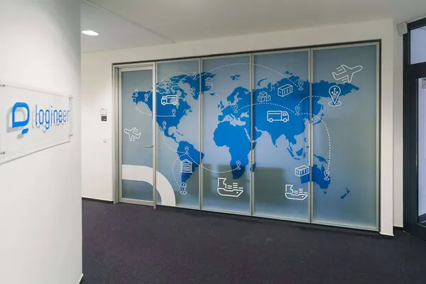 Das Foto zeigt mit Milchglasfolie beklebte Glasscheiben in einem Hamburger Büro. Aus der Milchglasfolie wurde individuell im UV-Direktdruck bedruckt.