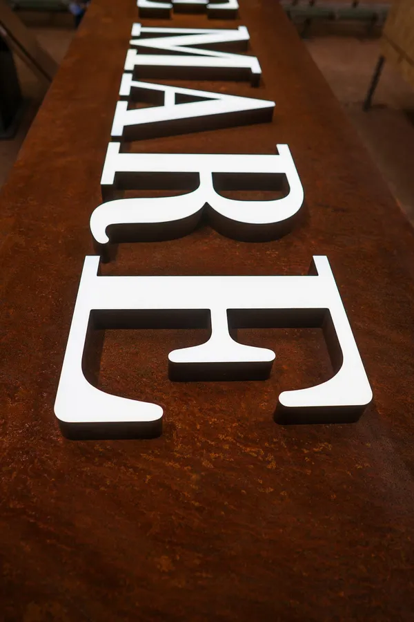 Lichtwerbung mit LED Buchstaben montiert auf ein Eisenblech. Aussenwerbung für ein Hamburger Restaurant.