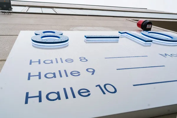 LED Buchstaben montiert auf eine lackierte Aluminiumblende. Die LED Buchstaben leuchten zur Seite und die Front ist blau lackiert.