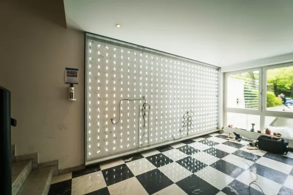 LED Spanntuchtransparent als Wandbild im Empfangsbereich eines Hamburg Unternehmens. Tolles Firmenbranding mit dimmbarer Beleuchtung.