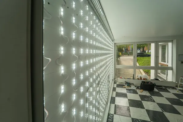 LED Spanntuchtransparent als Wandbild im Empfangsbereich eines Hamburg Unternehmens. Tolles Firmenbranding mit dimmbarer Beleuchtung.