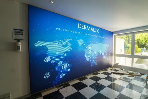 LED Spanntuchtransparent als Wandbild im Empfangsbereich eines Hamburg Unternehmens. Tolles Firmenbranding mit dimmbarer Beleuchtung.