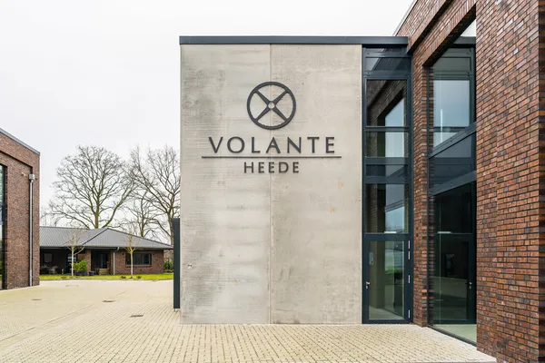 3D Aluminiumbuchstaben in RAL 7016 lackiert. Der 3D Schriftzug wurde an eine Betonfassade montiert. Tolle Optik auf naturbelassenem Beton.
