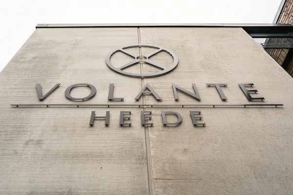 3D Aluminiumbuchstaben in RAL 7016 lackiert. Der 3D Schriftzug wurde an eine Betonfassade montiert. Tolle Optik auf naturbelassenem Beton.