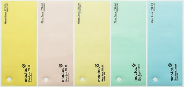 Glasdekorfolie in bunten Farben sind eine Alternative zu den milchig silbrigen Glasdekorfolien.