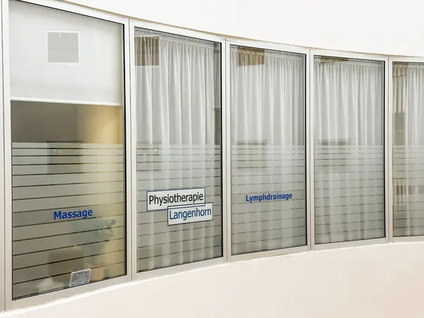 Etched Glass Folie oder auch Milchglasfolie im Streifen Design geschnitten. Fensterbeschriftung mit Folientext als Werbung in einem Hamburger Einkaufszentrum.